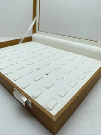 Cam Kapaklı Deri Kumaş Kahve-Krem Renk 34 cm / 24 cm Tırnaklı Yüzük Tablası