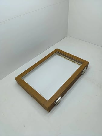 Cam Kapaklı Deri Kumaş Kahve-Beyaz Renk 34 cm / 24 cm Tırnaklı Kolye Sergileme Standı