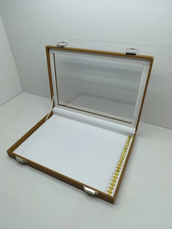 Cam Kapaklı Deri Kumaş Kahve-Beyaz Renk 34 cm / 24 cm Tırnaklı Kolye Sergileme Standı