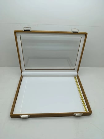 Cam Kapaklı Deri Kumaş Kahve-Beyaz Renk 34 cm / 24 cm Tırnaklı Kolye Sergileme Standı