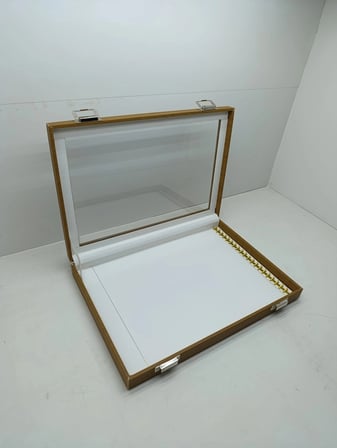 Cam Kapaklı Deri Kumaş Kahve-Beyaz Renk 34 cm / 24 cm Tırnaklı Kolye Sergileme Standı