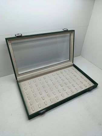 Yeni Cam Kapaklı Süet Yeşil Kumaş 45 cm / 25 cm Tırnaklı Yüzük Tablası