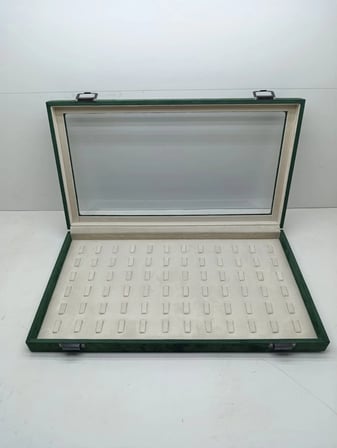 Yeni Cam Kapaklı Süet Yeşil Kumaş 45 cm / 25 cm Tırnaklı Yüzük Tablası