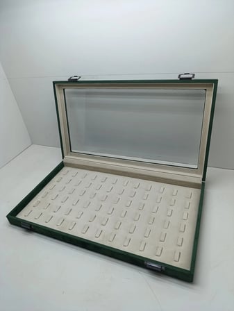 Yeni Cam Kapaklı Süet Yeşil Kumaş 45 cm / 25 cm Tırnaklı Yüzük Tablası