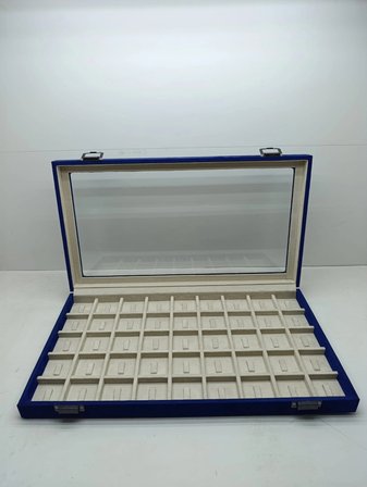 Yeni Cam Kapaklı Süet Lacivert Kumaş 45 cm / 25 cm Tırnaklı Bölmeli Yüzük Tablası
