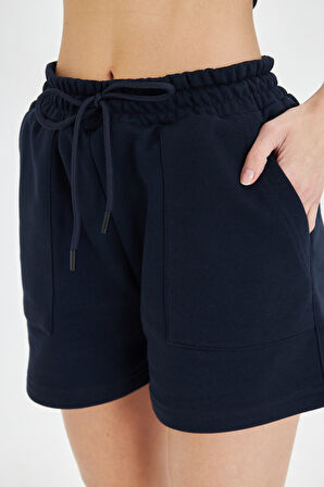 Esnek ve Rahat Kesim Çift Cepli Diz Üstü Kadın Şort