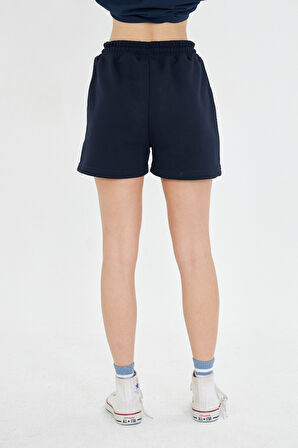 Esnek ve Rahat Kesim Çift Cepli Diz Üstü Kadın Şort