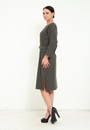 Midi Boy Truvakar Kol Kemerli Yakada Aksesuar detayı Şık Kışlık Elbise.