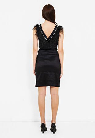 Omuz Kısmı Tüylü Taş Aksesaurlı Tasarım Elbise