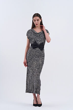 Trend Kadın Uzun Elbisemizle Şıklığı Hisset! Bel Kısmındaki Büyük Siyah Fiyonk Detayıyla Sofistike Bir Hava Yaratıyor.