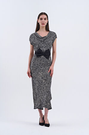 Trend Kadın Uzun Elbisemizle Şıklığı Hisset! Bel Kısmındaki Büyük Siyah Fiyonk Detayıyla Sofistike Bir Hava Yaratıyor.