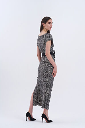 Trend Kadın Uzun Elbisemizle Şıklığı Hisset! Bel Kısmındaki Büyük Siyah Fiyonk Detayıyla Sofistike Bir Hava Yaratıyor.