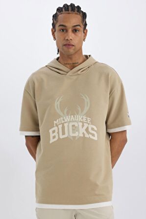 DeFactoFit NBA Milwaukee Bucks Oversize Geniş Kalıp Kapüşonlu Sırt Baskılı Kısa Kollu Tişört D6708AX25SPBG769