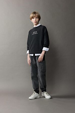 DeFacto Erkek Çocuk Oversize Geniş Kalıp Bisiklet Yaka Sırt Baskılı Yıkamalı Soluk Efektli Sweatshirt D8494A825SPBK81