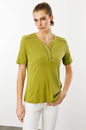 Kadın Omzu ve Yaka Kenarı İşlemeli Pamuklu Tshirt Yeşil