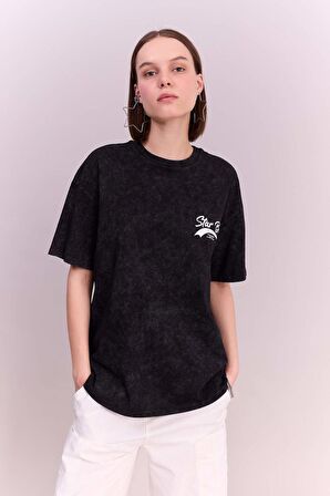 DeFacto Oversize Fit Bisiklet Yaka Sırt Baskılı Kısa Kollu Yıkamalı Soluk Efektli Tişört B6798AX24SMBK81