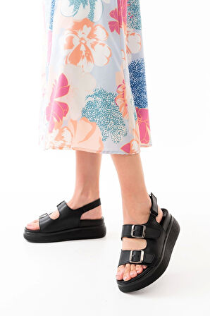 Siyah Dolgu Topuk Kadın Sandalet