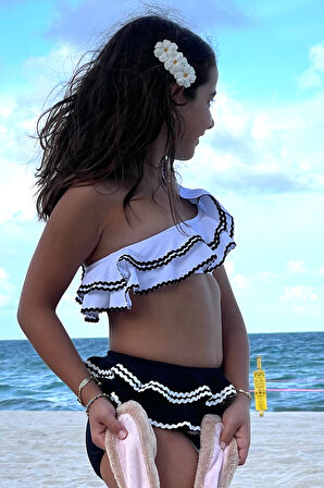 Tek Omuz Su Taşı Detaylı Büyük Fırfırlı Beyaz/siyah 50 UV Kız Çocuk Bikini Takımı BY NESSI BYRD