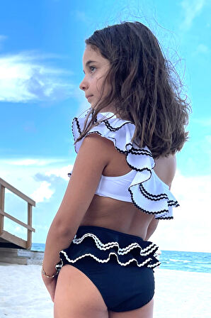 Tek Omuz Su Taşı Detaylı Büyük Fırfırlı Beyaz/siyah 50 UV Kız Çocuk Bikini Takımı BY NESSI BYRD