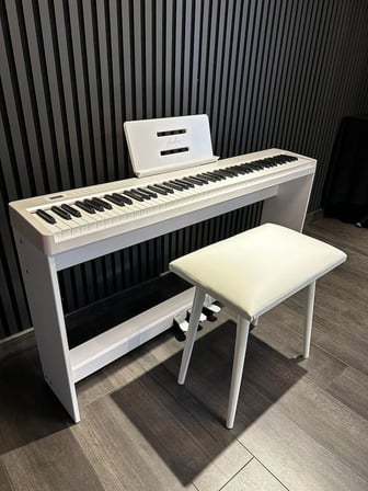 Beyaz Digital Piyano Hassasiyetli 88 Dolgu Tuş 3 Pedal Tabure Kulaklık Dahil