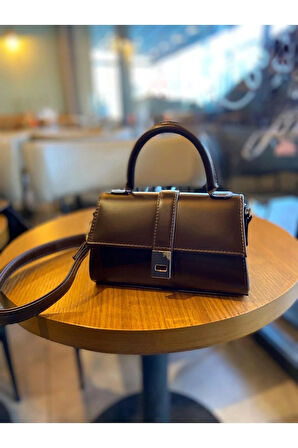 Kapaklı Çapraz Uzun Omuz Askılı Kadın El ve Kol Çantası