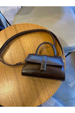 Kapaklı Çapraz Uzun Omuz Askılı Kadın El ve Kol Çantası