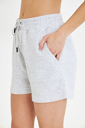 Esnek ve Rahat Kesim Çift Cepli Diz Üstü Kadın Şort