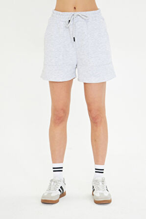 Esnek ve Rahat Kesim Çift Cepli Diz Üstü Kadın Şort