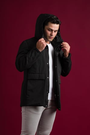 Slimfit Kapşonlu Çıtçıt Ve Fermuar Kapamalı Kapak Cepli Elyaf Dolgulu Astarlı Yan Cepli Uzun Mont