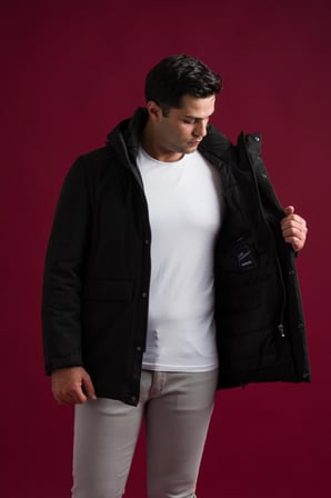 Slimfit Kapşonlu Çıtçıt Ve Fermuar Kapamalı Kapak Cepli Elyaf Dolgulu Astarlı Yan Cepli Uzun Mont