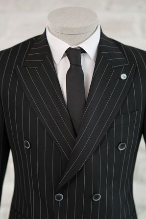 Slimfit Sivri Yaka Çift Yırtmaçlı Çizgili Kruvaze Takım Elbise