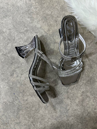 Günlük Kadın Taşlı Terlik Hologram Kalın Şeffaf Topuklu Küt Burunlu Üç Bantlı Abiye Sandalet 6100