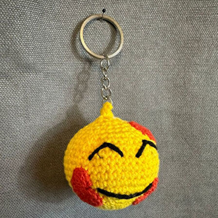 Uretti - Tuğba 9352 4148 El Yapımı Örgü Kalplerle Gülen Yüz Emoji Model Anahtarlık