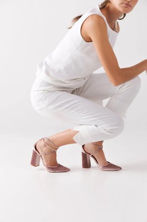 ForeverSoles Kadın Pembe Kadife Görünümlü Kalın Topuklu Çiçek Detaylı Kapalı Burun Gelin Ayakkabısı Düğün Nişan Davet