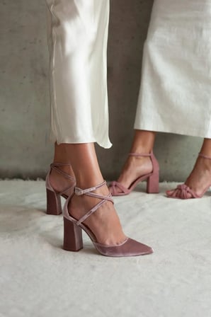 ForeverSoles Kadın Pembe Kadife Görünümlü Kalın Topuklu Çiçek Detaylı Kapalı Burun Gelin Ayakkabısı Düğün Nişan Davet