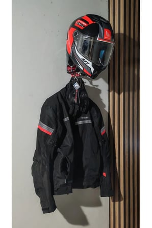 Premium %100 PETG Duvara Monte Motosiklet Kask Askısı ve Anahtarlık Tutucu - Ultra Dayanıklı, Şık Kask Standı (Siyah/Kırmızı)