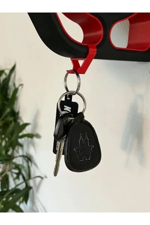 Premium %100 PETG Duvara Monte Motosiklet Kask Askısı ve Anahtarlık Tutucu - Ultra Dayanıklı, Şık Kask Standı (Siyah/Kırmızı)