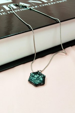 Obsidyen Doğal Taşı Zincirli El Yapımı Kolye Uç: 2 cm Zincir: 20 cm Kutulu mudanis