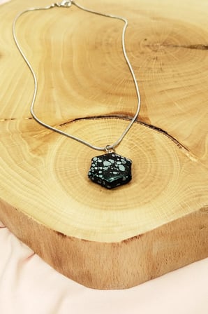 Obsidyen Doğal Taşı Zincirli El Yapımı Kolye Uç: 2 cm Zincir: 20 cm Kutulu mudanis
