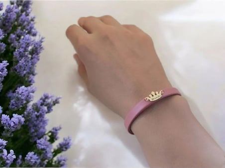 14 Ayar Altın Plakalı Hande İsmine Özel Taç Motifli Doğal Koyu Pembe Derili Hediye Bileklik-624