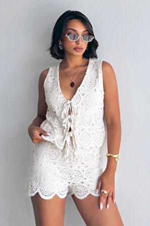 Bianca Beyaz Dantel Önden Bağlamalı Yelek ve Şort Takım – Yazlık Şıklık