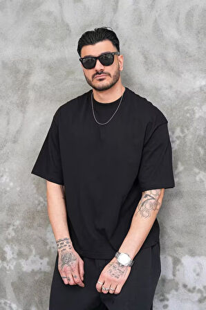 Unisex Pamuk Kaliteli Oversize Siyah Tişört – Şık Rahat Günlük Kombin