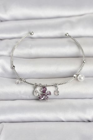 Pirinç Gümüş Renk Mor Kelebek Detaylı Charmlı Kadın Bileklik TJ-BB8485