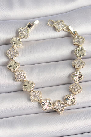 Pirinç Gold Renk Zirkon Taşlı İşlemeli Yonca Model VIP Seri Exculusive Kadın Bileklik - TJ-BB6913