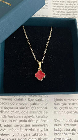 kırmızı yonca kolye