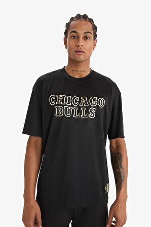 DeFactoFit NBA Chicago Bulls Oversize Geniş Kalıp Bisiklet Yaka Sırt Baskılı Kısa Kollu Tişört E0361AX25SPBK81