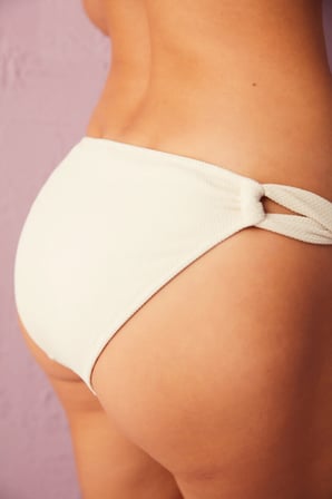 Bej Ava Aksesuar Detaylı Bikini Altı
