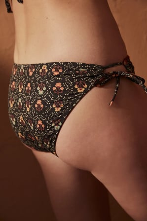 Siyah Çiçek Desenli Yandan Bağlama Detaylı Bikini Altı