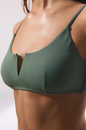 V Bikini Üstü