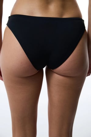 Siyah Nakışlı Bikini Altı